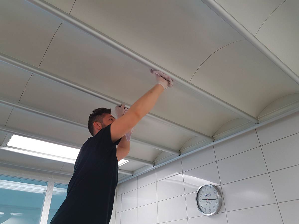 Zu unseren Leistungen gehört auch die Deckenreinigung