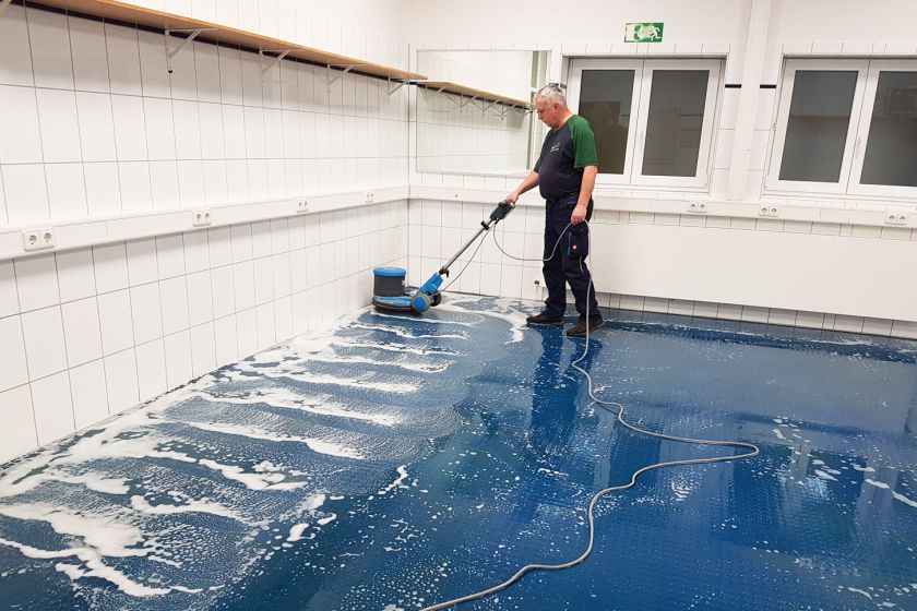 Für die Fließenreinigung in Naßzonen setzen wir professionelle Reinigungsmaschinen ein