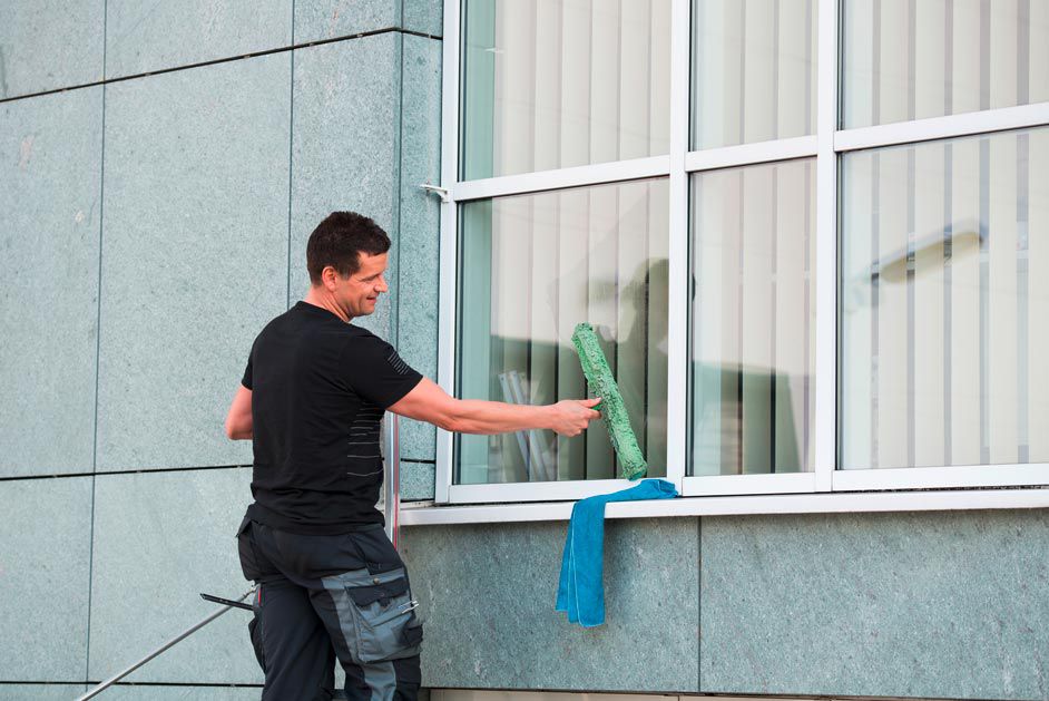 dasti-Gebäudereinigung und Dienstleistungen-fachgerechte Fensterreinigung im Außenbereich