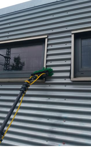 Wir reinigen Außenfassaden, ob Wellblech oder glatte Oberflächen