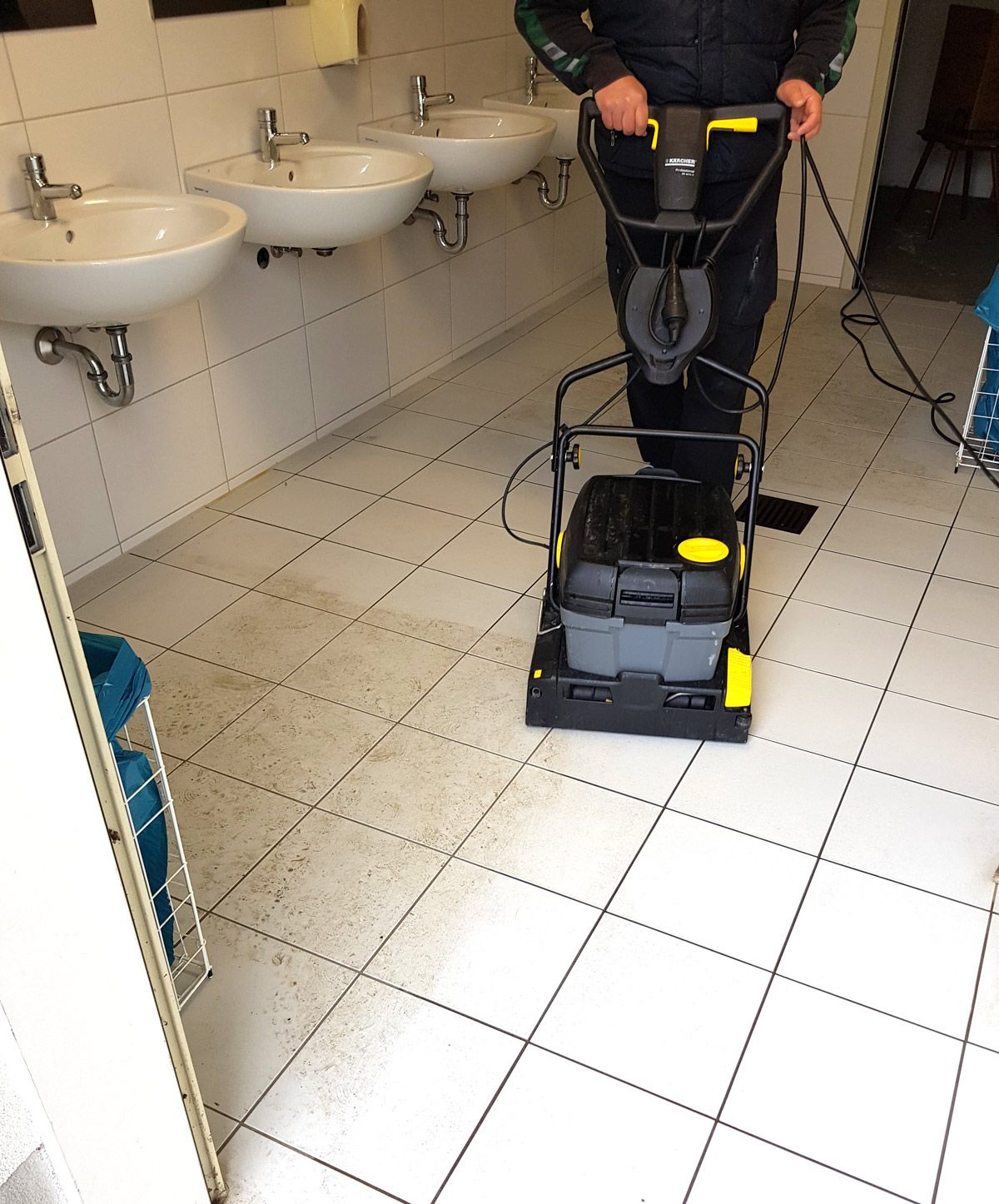 dasti Gebäudereinigung & Dienstleistungen:Bei uns verschwindet selbst hartnäckiger Schmutz