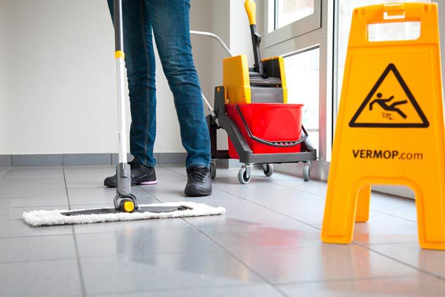 Abgesperrte Naßzone während dem Reinigungsvorgang